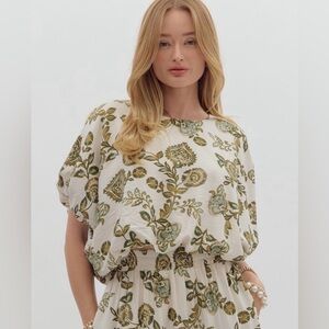 NWT Entro Green And Ivory Floral Blouse Bubble Top